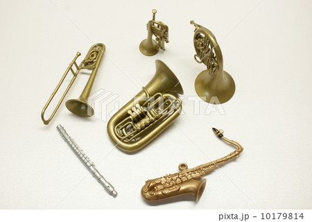 Toy tuba clearance instrument