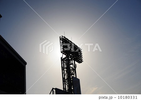 スタジアムの照明塔 10180331