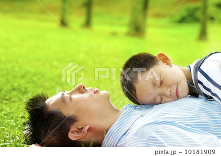 Boy asleep on dad's chest 10181909