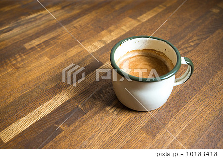 木のテーブルとカフェラテ 10183418