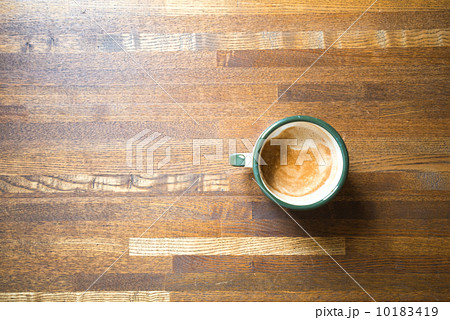 木のテーブルとカフェラテ 10183419