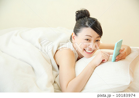 スマートフォンを使う女性 10183974