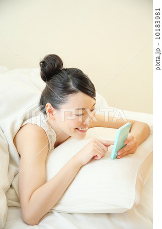 スマートフォンを使う女性 10183981