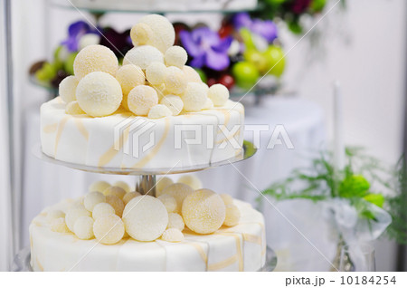Fancy wedding cake 10184254