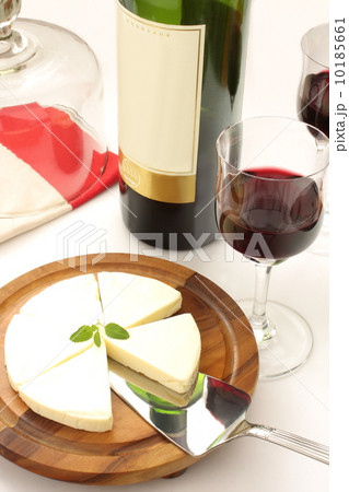 チーズとワインとワイングラス（白背景） 10185661