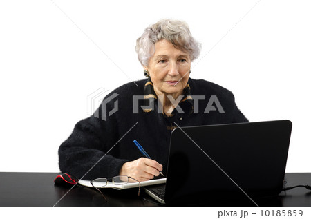 Old woman is elearning student 10185859