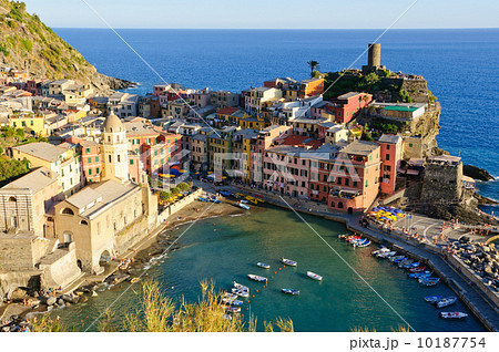 イタリア　チンクエテッレ　ヴェルナッツァの町並み 10187754