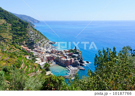 イタリア　チンクエテッレ　ヴェルナッツァの町並み 10187766