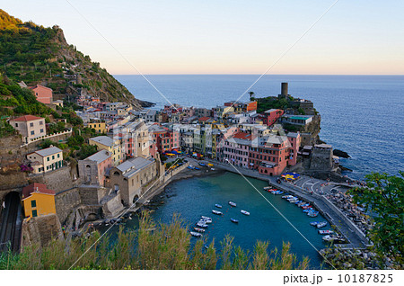 イタリア チンクエテッレ 夕暮れのヴェルナッツァの町並み イタリア チンクエテッレ 夕暮れのヴェルナッツァの町並み 10187825