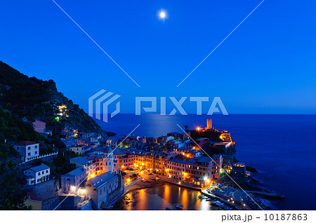 イタリア　チンクエテッレ　ヴェルナッツァの夕景 10187863
