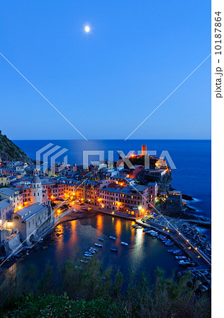 イタリア　チンクエテッレ　ヴェルナッツァの夕景 10187864