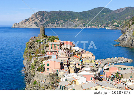 イタリア　チンクエテッレ　ヴェルナッツァの町並み 10187878