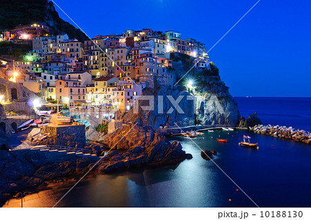 イタリア　チンクエテッレ　マナローラの町並みの夜景 10188130