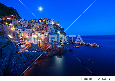 イタリア　チンクエテッレ　マナローラの町並みの夜景 10188131