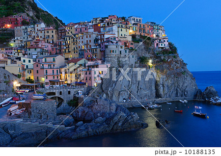 イタリア チンクエテッレ マナローラの町並みの夜景 イタリア チンクエテッレ マナローラの町並みの夜景 10188135
