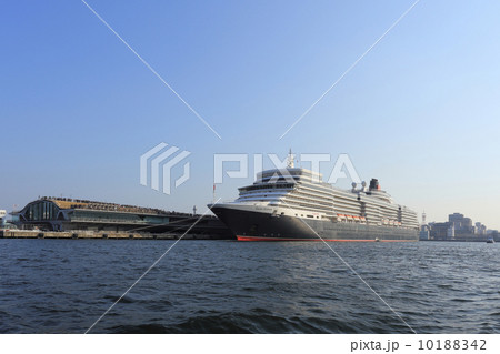 大桟橋に停泊中のクイーン・エリザベス号 10188342