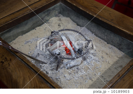 火鉢の火 10189903