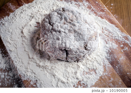 bread dough on  cutting board 10190005
