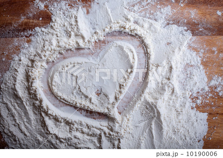 layer of flour to draw a heart on a cutting board 10190006