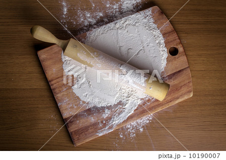 flour with a rolling pin on a cutting board 10190007
