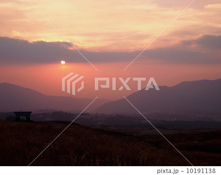 阿蘇山からみる夕日 10191138