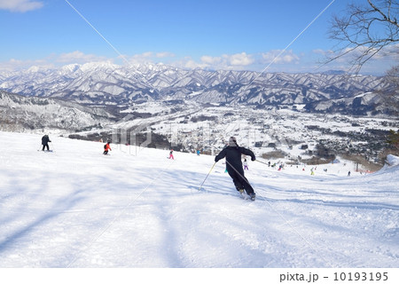 白馬・八方尾根スキー場 快晴のゲレンデから望む北アルプスの絶景 白馬・八方尾根スキー場 快晴のゲレンデから望む北アルプスの絶景 10193195