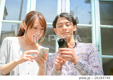 スマートフォンと男女 スマートフォンと男女 10193749