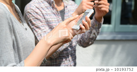 スマートフォンを持つ 10193752