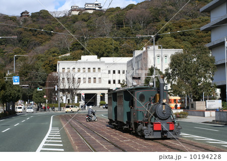 坊ちゃん列車と松山城の写真素材