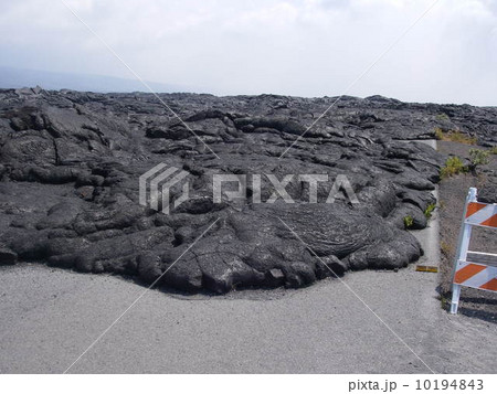 ハワイ島の道路をふさいだ溶岩 ハワイ島の道路をふさいだ溶岩 10194843