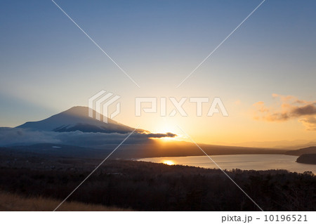 夕暮れの富士山と山中湖 10196521