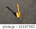 砂浜とスコップ 10197362