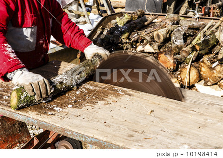 Man working with circular saw blade 10198414