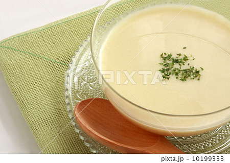 ヴィシソワーズ　冷製スープ　ポタージュ　白背景 10199333