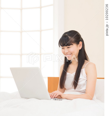ベッドでパソコンする女性 ベッドでパソコンする女性 10200236