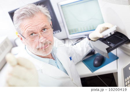 Life scientist researching in the laboratory. 10200419