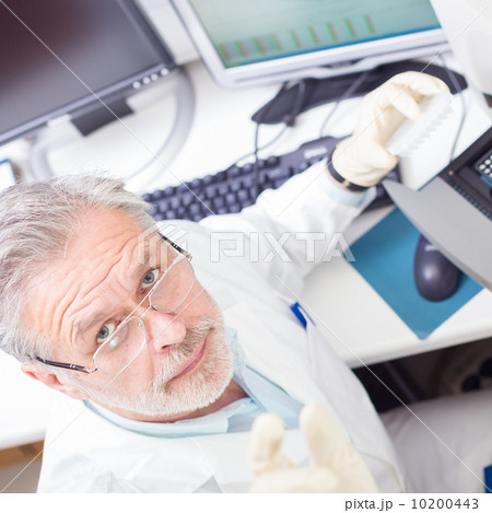 Life scientist researching in the laboratory. 10200443