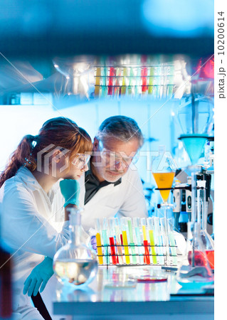 Health care professionals in lab. 10200614