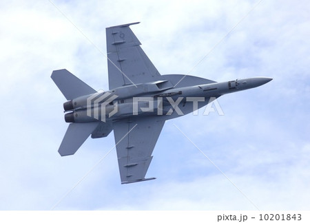 航空ショーで大空を急旋回飛行する米海軍の空母艦載機F/A-18Eスーパーホーネット戦闘攻撃機 10201843