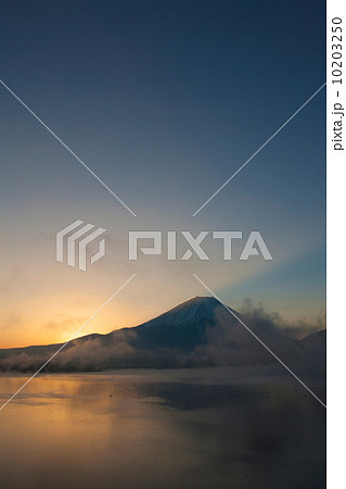 本栖湖からの日の出 10203250