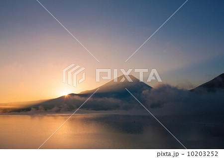 本栖湖からの日の出 10203252