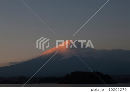 河口湖より見る夜明けの富士山 10203276