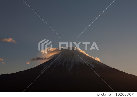 夜明けの田貫湖から見る富士山 10203307