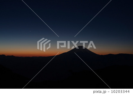 櫛形山からの夜明けの富士山 10203344