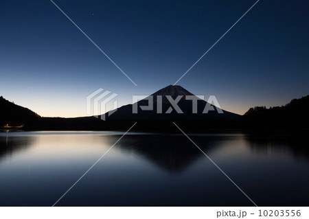 精進湖から夜明けの富士山 10203556
