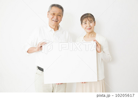 ホワイトボードを持つミドル夫婦 10205617