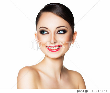 Portrait of a beautiful woman with a glamorous retro makeup 10218573