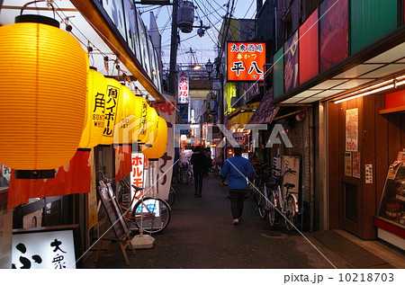 大阪・十三の飲み屋街 10218703