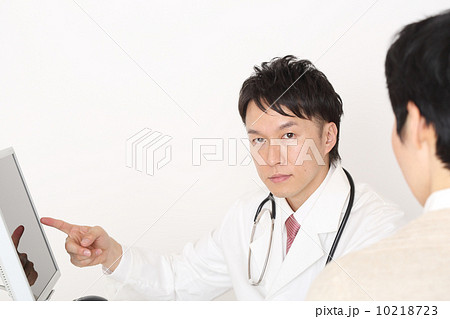 患者に説明をする医師 10218723