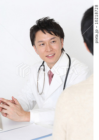 患者に説明をする医師 患者に説明をする医師 10218728